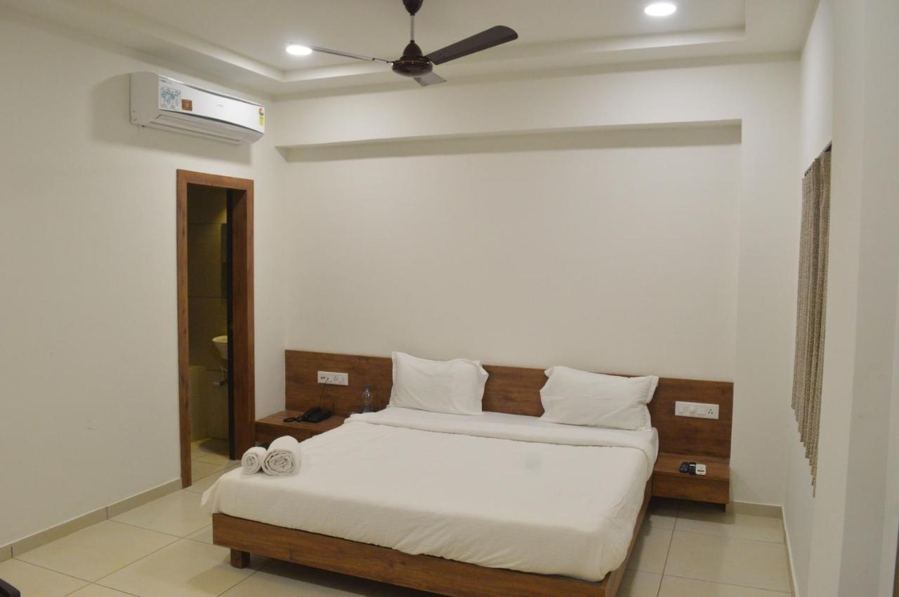 Hotel Revive Veraval Экстерьер фото