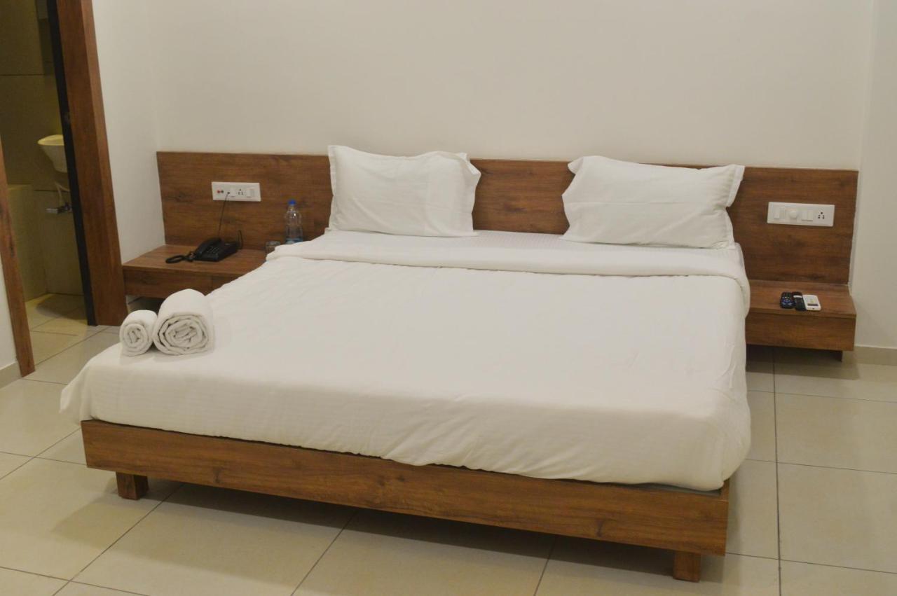 Hotel Revive Veraval Экстерьер фото