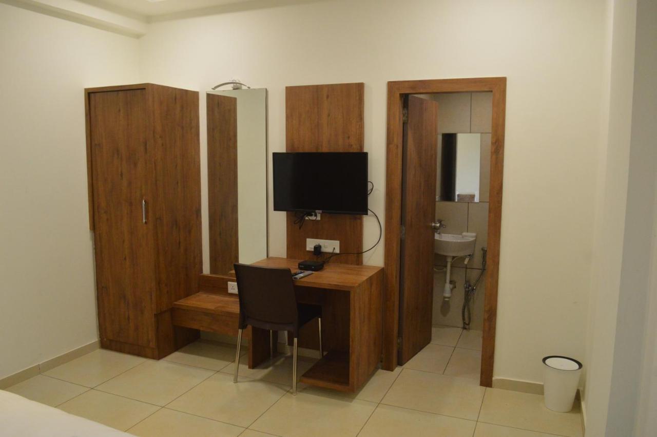 Hotel Revive Veraval Экстерьер фото